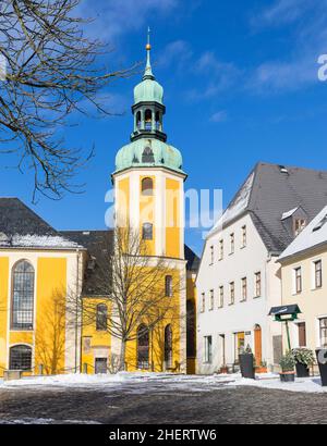 Kirche St. Bartholomäus auf dem Schlossplatz im Schnee, Wolkenstein, Erzgebirge, Sachsen, Deutschland Stockfoto