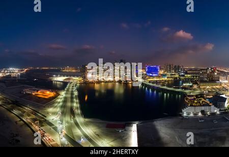 Abu Dhabi, VAE - 29. November 2021: Luftaufnahme auf der Al Reem Insel in Abu Dhabi am frühen Abend Stockfoto