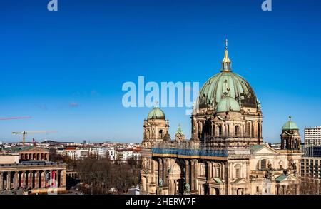 Blick von der Dachterrasse des Neuen Stadtpalastes auf die Kuppel des Berliner Doms im Lustgarten, Berlin, Deutschland Stockfoto