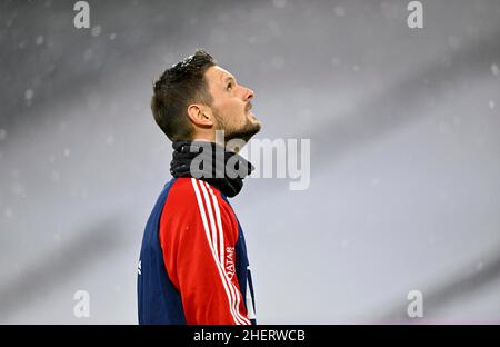 Torwart Sven Ulreich FC Bayern München FCB 26 schaut nach oben, Schneefall, Allianz Arena, München, Bayern, Deutschland Stockfoto