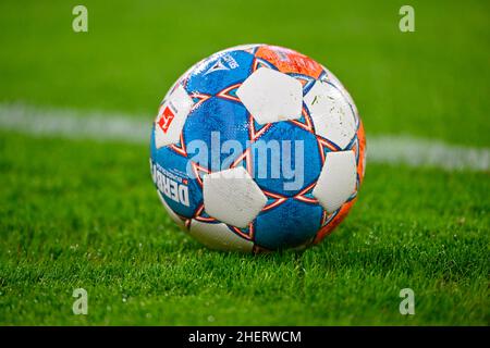 Matchball adidas Derbystar liegt auf Gras, Allianz Arena, München, Bayern, Deutschland Stockfoto