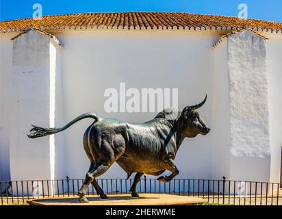 Bronzestier vor der Stierkampfarena, Plaza de Toros, Ronda, eines der weißen Dörfer, Ronda, Andalusien, Spanien Stockfoto