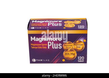 Istanbul, Türkei - 12. Dezember 2022 ; Magnimore Plus ist ein Magnesium-Supplement Vitamin. Magnesium Mineral Nahrungsergänzungsmittel. Original-Box in Turke verkauft Stockfoto