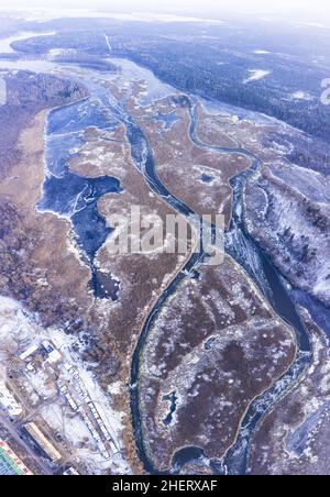 Luftaufnahme auf einer gefrorenen Flusslandschaft. Winter Natur von einer Drohne von oben Stockfoto