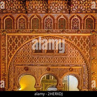 Hufeisenbogen im Salon de los Embajadores, Saal der Gesandten, Alcazar, Sevilla, Sevilla, Andalusien, Spanien Stockfoto