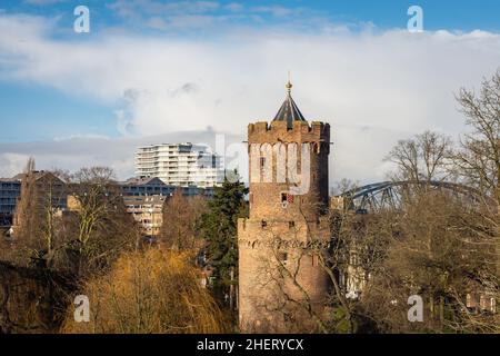 Blick auf den mittelalterlichen Turm, der vor Ort als Kruittoren bekannt ist, im Kronenburger Park, Nijmegen, Niederlande Stockfoto