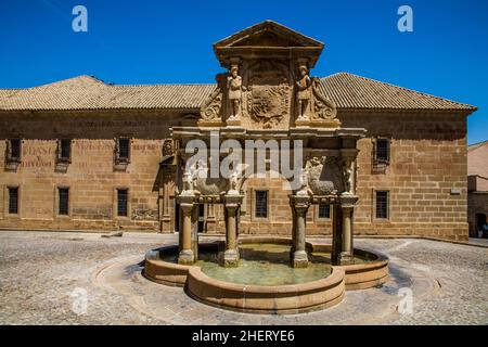 Universität mit Brunnen Fuente de Santa Maria, Baeza, Baeza, Andalusien, Spanien Stockfoto