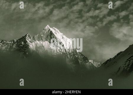 Sternenhimmel über Machhepuchare und Annapurna Base Camp - Nepal, Himalaya Stockfoto