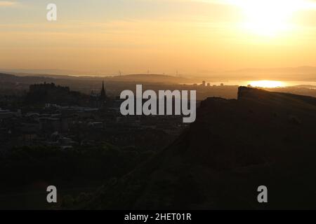 Sonnenuntergang über Edinburgh und Arthur's Seat von der Spitze des Crow Hill aus gesehen (Schottland, Großbritannien) Stockfoto