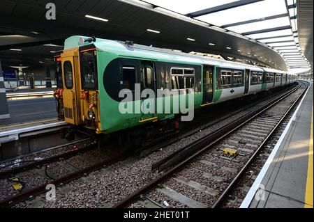 Eine Klasse 455 im südlichen Branding wartet darauf, die london Bridge Station zu verlassen. Stockfoto