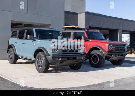 Indianapolis - ca. Januar 2022: Ford Bronco Display bei einem Händler. Broncos kann in einem Basismodell bestellt werden oder Ford hat bis zu 200 Zubehör für s Stockfoto