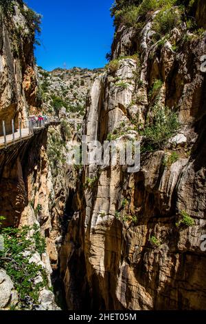 Wandern auf dem Turm, Caminito del Rey, sicher über einen der gefährlichsten Wege der Welt, El Chorro, Andalusien, Spanien Stockfoto