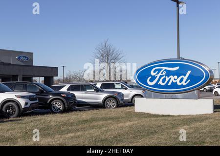 Indianapolis - ca. Januar 2022: Ford Motor Company Logo. Ford produziert die Mustang, Escape, Explorer und die meistverkauften F-150 und F-Serie tr Stockfoto