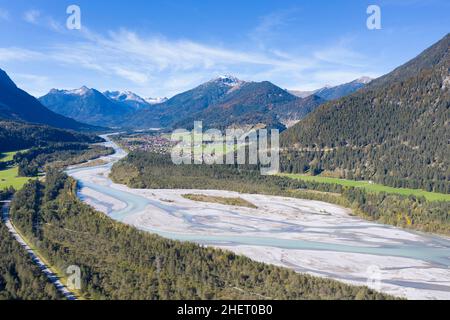 Herbstherbst Naturpanorama am lechtal in österreich tiroler Berge Stockfoto