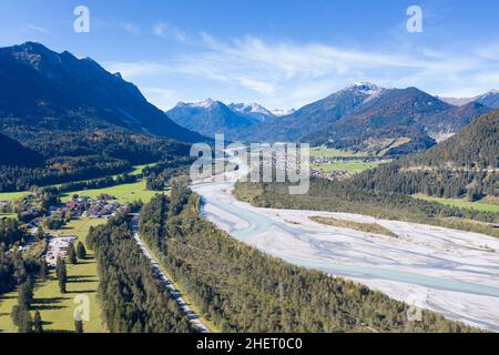 Wunderschöner Herbstblick auf den fluss lechtal in den österreichischen alpen Stockfoto