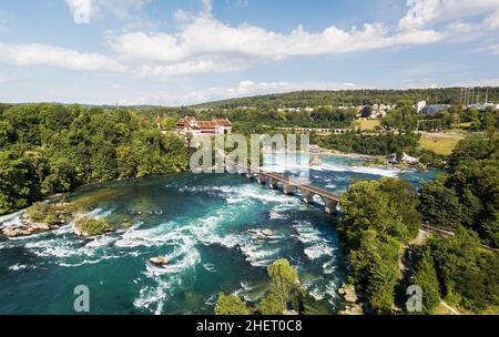 Dachsen, Schweiz - Juli 14,2020: Luftaufnahmen mit Drohne von Rheinfällen mit Schloss Laufen, Schweiz. Der Rheinfall ist der größte Stockfoto