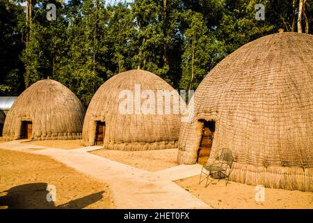 Bienenstock Camp mit traditionellen Rundhütten, Mlilwane Wildlife Sanctuary, Swasiland, Eswatini, Südafrika, Milwane Stockfoto