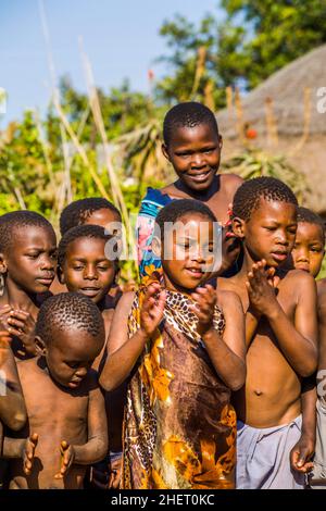 Kinder beobachten mit Interesse die traditionellen Bräuche in einem echten afrikanischen Dorf, Umphakatsi Chief Stockfoto