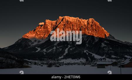 Sonnenuntergang glühender Gipfel der riesigen alpinen Bergkette in tirol Stockfoto