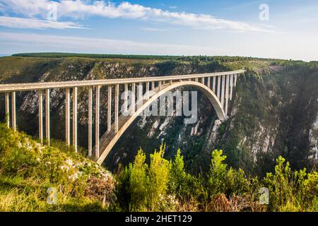 Bloukrans Bridge, Bogenbrücke mit einer freien Spannweite von 272 m, 40 km östlich von Plettenberg Bay, höchste Brücke in Afrika, Südafrika, Plettenberg Bay Stockfoto