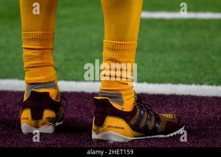 Detailansicht der Adidas Ultra Boost ASU Stollen die von Arizona State Sun Devils Quarterback Jayden Daniels 5 wahrend des Las Vegas Bowl Spiels agai getragen wurden Stockfotografie Alamy