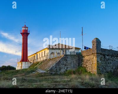 Das Farol de Esposende (Esposende Leuchtturm) liegt vor dem Fort von Sao Joao Baptista de Esposende an der Mündung des Flusses Cavado, Nor Stockfoto