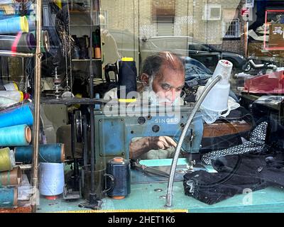 Taylor arbeitet im Fenster seines kleinen Ladens an der Cortelyou Road im Wohnviertel Kensington in Brooklyn, New York. Stockfoto