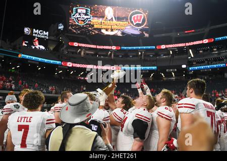 Die Wisconsin Dachse feiern nach dem Gewinn des Spiels im Las Vegas Bowl gegen die Arizona State Sun Devils am Donnerstag, den 30. Dezember 2021 in Las Vegas. Wis Stockfoto