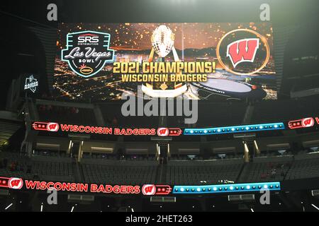 Schilder werden beleuchtet, um die Wisconsin Dachse zu feiern, die das Spiel im Las Vegas Bowl gegen die Sun Devils des Arizona State gewinnen, Donnerstag, den 30. Dezember 2021 Stockfoto