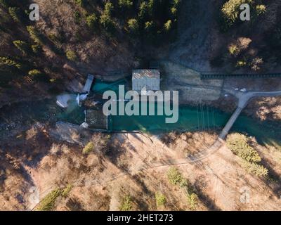 Wasserkraftwerk am Sum-Wasserfall in der Vintgar-Schlucht bei Bled, Slowenien Stockfoto