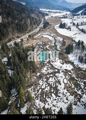 Blick von oben vom Naturpark Zelenci im Winter, Slowenien Stockfoto