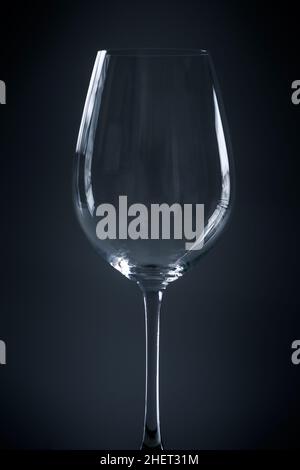 Kontur Silhouette von Weinglas auf graublauem Hintergrund Stockfoto