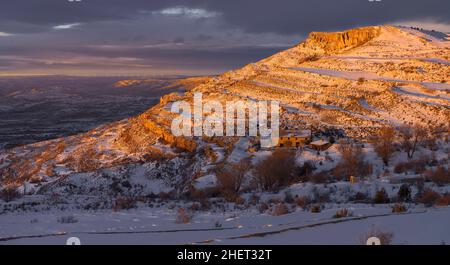 Wunderschöner farbenprächiger Sonnenuntergang in einem verschneiten Berg Stockfoto