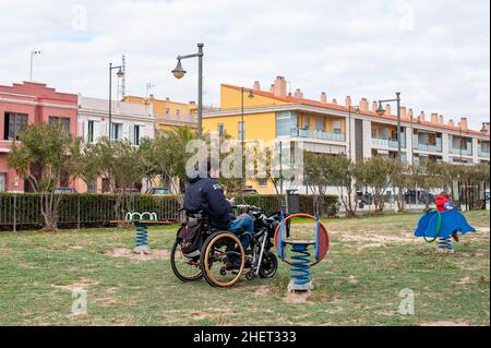 Valencia, Spanien 17/12/2021: Vater und Sohn auf einem Spielplatz, Playa de la Malvarrosa. © Andrea Sabbadini Stockfoto