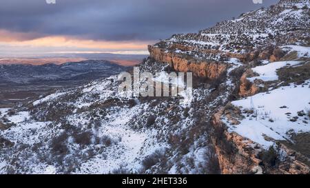 Wunderschöne winterverschneite Landschaft bei Sonnenuntergang Stockfoto