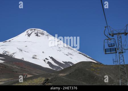 Landschaftlich schöner Blick auf schneebedeckten Vulkan auf Lanin mit Landschaft im Vordergrund Stockfoto