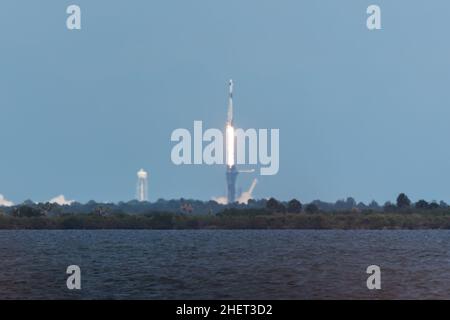 Cape Canaveral Luftaufnahme. Raketenstart SpaceX Falcon 9. Kennedy Space Center LC-39A. Stockfoto