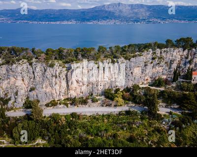 Altes historisches Gebäude mit dem Turm von Karepica. Kirche in Wall, Split, Kroatien Stockfoto