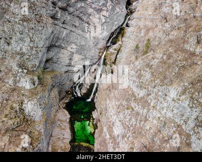 Luftaufnahme der Savica Wasserfälle - berühmtes Wahrzeichen in Slowenien, Bohinj See, Triglav Nationalpark Stockfoto