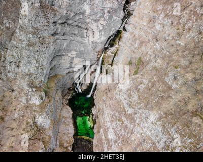 Luftaufnahme der Savica Wasserfälle - berühmtes Wahrzeichen in Slowenien, Bohinj See, Triglav Nationalpark Stockfoto