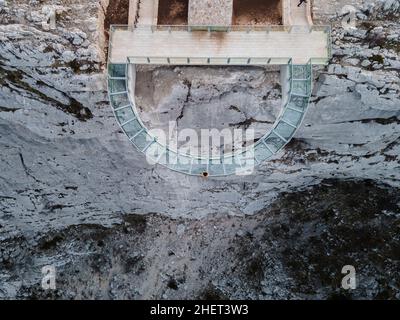 Eine Person, die alleine auf dem Biokovo Skywalk in Makarska, Kroatien, wandern geht Stockfoto