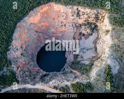 Prachtvoller und majestätischer roter See in der Nähe von Imotski, einem Krater oder Sinkhole aus Kalkstein, der mit mehr als 500m Tiefen gefüllt ist. Stockfoto