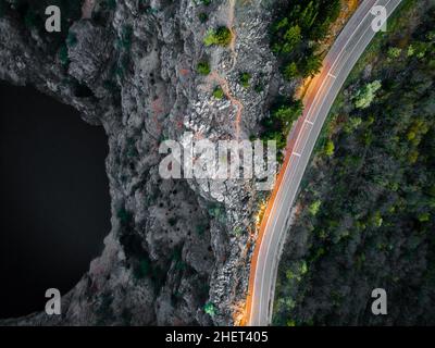 Langzeitaufnahme eines fahrenden Autos am Roten See im April in Imotski, Dalmatien, Kroatien Stockfoto