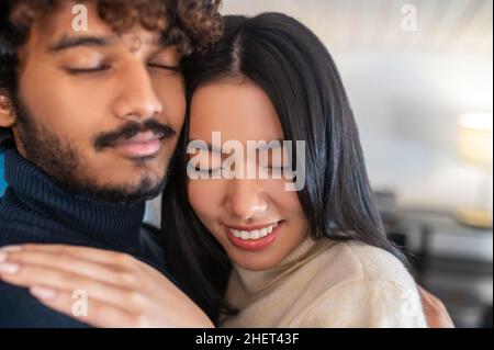 Nahaufnahme von Mann und Frau mit geschlossenen Augen Stockfoto