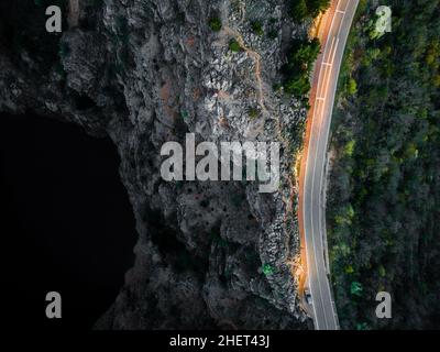 Langzeitaufnahme von leichten Wegen aus einem Auto am Roten See im April in Imotski, Dalmatien, Kroatien Stockfoto