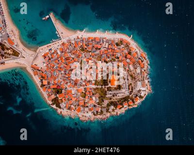 Luftaufnahme von oben nach unten von Primosten (Primošten), Kroatien Stockfoto