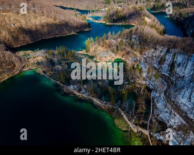 Luftdrohnenbild des Nationalparks Plitvicer Seen, Kroatien Stockfoto