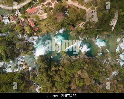 Blick von oben auf Wasserfälle, Kaskaden im nationalpark krk, Kroatien Stockfoto