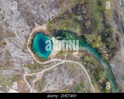 Fahren Sie auf Izvor Cetine, der Quelle des Flusses Cetina, auch Blaues Auge (Modro oko) genannt. Dalmatien, Kroatien. April 2021. Stockfoto