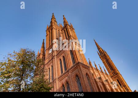 Die Marktkirche ist die evangelische Hauptkirche in Wiesbaden, der Landeshauptstadt von Hessen. Die neugotische Kirche auf dem zentralen Schlossplatz, auch c Stockfoto